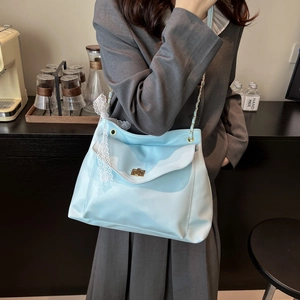Borsa a tracolla con catena azzurra con finiture in pizzo e chiusura dorata moda