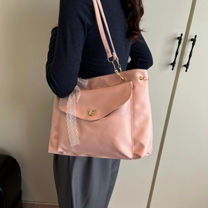 Borsa tote in pelle PU rosa pallido con chiusura girevole dorata e dettaglio pizzo