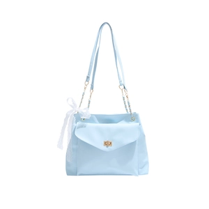 Borsa a tracolla celeste con catena dorata e decorazione fiocco in pizzo bianco