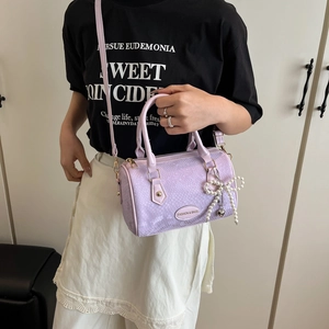 Sac cylindrique chic lilas gaufré avec breloque nœud en perles et poignées supérieures