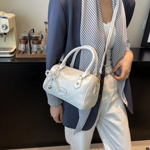 Sac Boston blanc gaufré serpent avec breloque nœud en perles et bandoulière