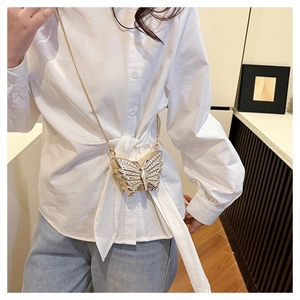 Vue détaillée du mini sac papillon doré avec strass et bandoulière en chaîne fine