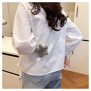 Détail du sac bandoulière en forme d'étoile avec strass argentés et chaîne en métal