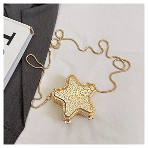 Vue détaillée de la pochette en forme d'étoile avec strass et chaîne serpent dorée