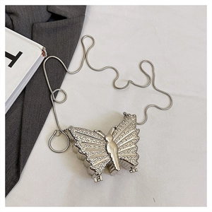 Détail du sac de soirée papillon avec cristaux scintillants et chaîne serpent argentée