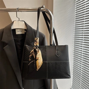 Bolso Tote de Gran Capacidad para Mujer en Cuero PU con Retazos y Pañuelo Decorativo 2025 Moda Bolso de Hombro Diario