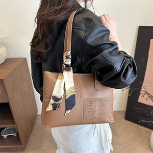 Bolso tote de cuero marrón con textura de serpiente y pañuelo de seda decorativo