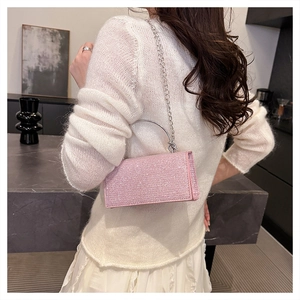 Détail du sac à paillettes roses avec poignée en métal argenté et bandoulière chaîne