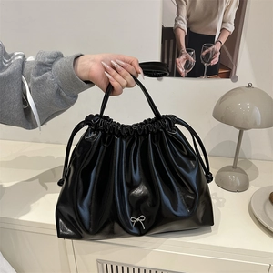 Sac Cabas Grande Capacité Style Ins en Cuir PU Brillant Sac Seau à Cordon Avec Nœud Métallique Sac à Épaule Femme