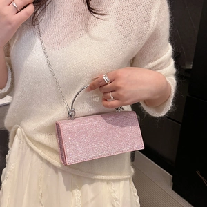 Sac de soirée rose pailleté avec poignée ronde argentée et bandoulière chaîne