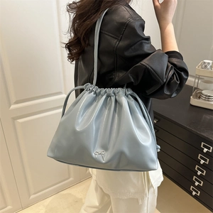 Sac fourre-tout bleu clair brillant avec cordon de serrage et nœud en métal argenté