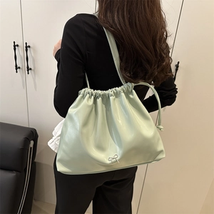 Sac fourre-tout vert menthe minimaliste avec cordon et petit nœud métallique
