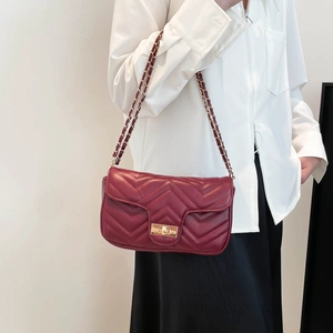 Sac bandoulière matelassé bordeaux avec chaîne dorée et fermoir rotatif chic