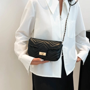 Sac à bandoulière en cuir matelassé noir avec coutures en V et bandoulière dorée chic