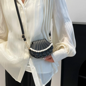 Sac bandoulière noir en forme de coquillage avec poignée en perles et cuir matelassé
