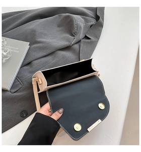 Détail du sac bandoulière minimaliste en cuir beige avec fermoir magnétique doré