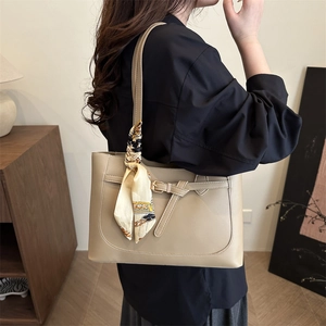 Grand sac cabas beige chic avec foulard en soie décoratif et sangle à boucle métal