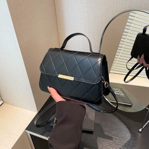 Women's Quilted Crossbody Bag PU Leather Rhombic Pattern Handbag With Metal Buckle Small Square Shoulder Bag For Daily Commuting