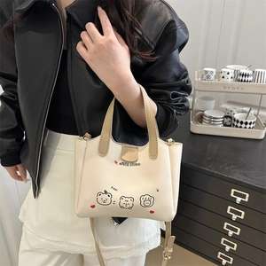 Sac fourre-tout beige minimaliste avec motif d'ours et poignées en cuir marron pour femme