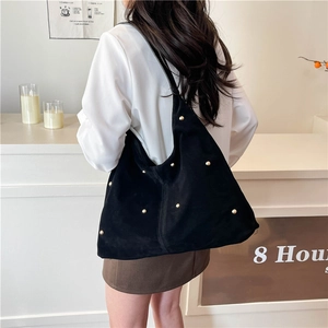 Sac hobo élégant en daim noir avec clous en métal doré et bandoulière spacieuse chic