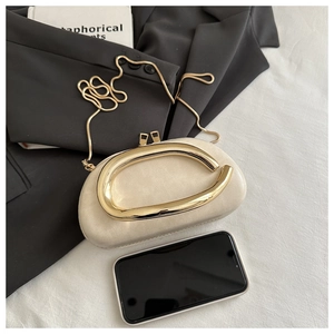 Mini pochette ovale beige con manico dorato e catena, dimensioni mostrate con telefono