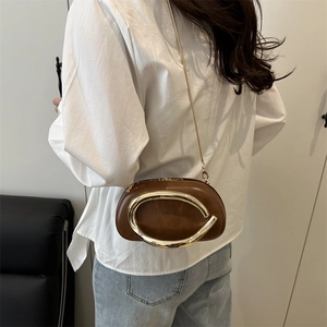 Borsa a tracolla chic in pelle marrone con anello in metallo dorato e tracolla a catena
