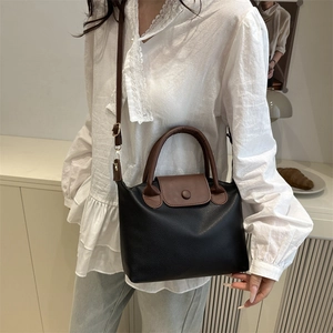 Sac fourre-tout bicolore chic avec rabat marron et cuir noir à texture litchi élégant