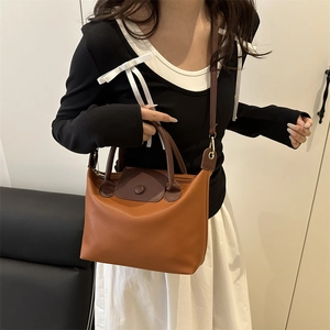 Sac fourre-tout caramel avec texture litchi contrastée et bandoulière pour femmes