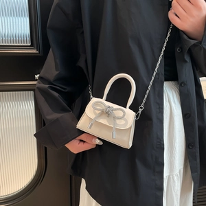 Sac bandoulière beige élégant avec nœud en strass brillant et chaîne en argent