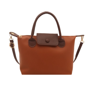 Sac hobo bicolore en cuir grainé marron avec poignée supérieure et bandoulière