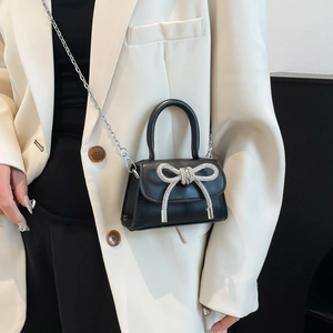 Sac à main élégant en cuir noir avec nœud en strass argentés et bandoulière chaîne