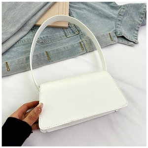 Detailansicht der minimalistischen weißen PU-Schultertasche mit feinen Nähten