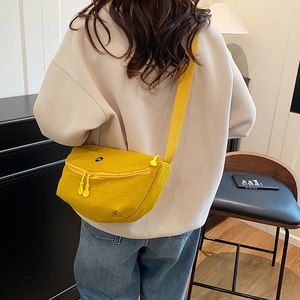 Sac fourre-tout demi-lune de couleur unie avec bandoulière réglable et décor rond