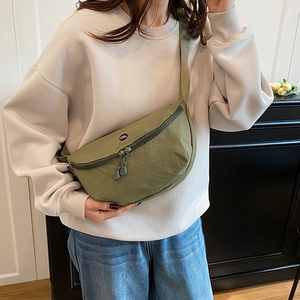 Sac bandoulière demi-lune en nylon vert olive avec broderie et grande capacité de rangement