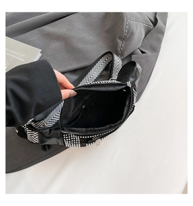 Vue détaillée du sac banane en strass avec intérieur spacieux et poche zippée pratique