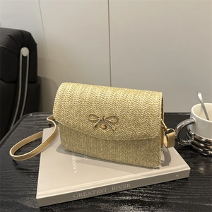 Sac bandoulière tissé beige avec boucle nœud dorée et fine bandoulière en cuir