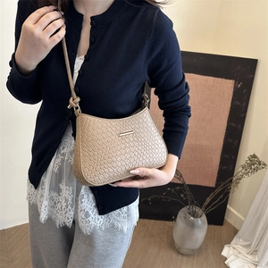 Borsa a tracolla minimalista marrone chiaro con trama intrecciata e finiture dorate in scena