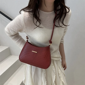 Elegante borsa a tracolla bordeaux con stampa coccodrillo e dettagli dorati