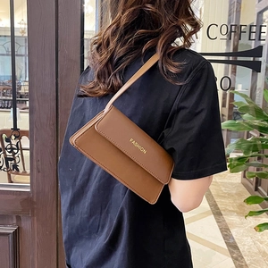 Braune Retro-Schultertasche aus Leder mit goldenem FASHION-Schriftzug und Minimal-Design