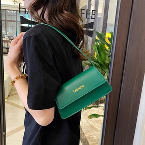 Minimalistische leuchtend grüne Baguette-Tasche aus Kunstleder mit goldenem Logo