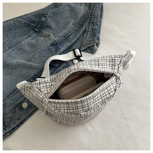 Détail du sac bandoulière en tweed montrant l'espace de rangement pour portefeuilles