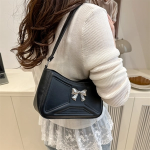 Sac sous le bras noir élégant avec nœud argenté et motif matelassé géométrique