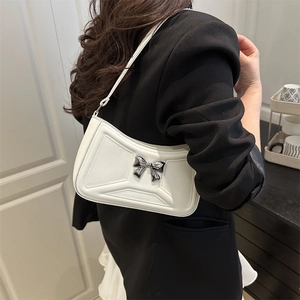 Sac baguette élégant blanc crème avec nœud métallique argenté et fine bandoulière