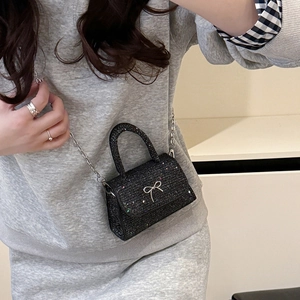 Mini sac à main noir pailleté avec nœud argenté et bandoulière en chaîne métallique
