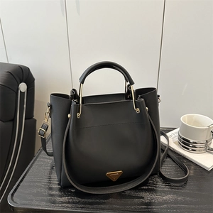 Sac Seau en Cuir PU pour Femmes Sac Bandoulière Vintage Avec Plaque Triangle Dorée Sac à Main pour les Déplacements Quotidiens
