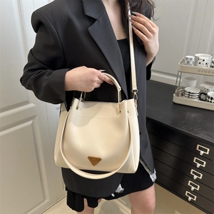 Sac fourre-tout minimaliste en cuir blanc crème avec logo doré et bandoulière réglable
