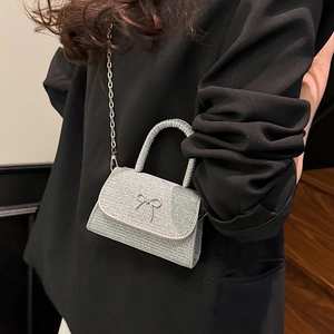 Mini sac bandoulière argenté avec nœud, strass brillants et chaîne métallique