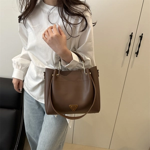 Sac seau trapèze marron foncé avec détails dorés et large bandoulière réglable