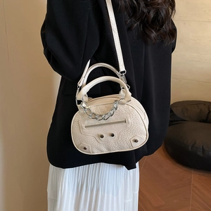 Elegante borsa a mano beige stampa coccodrillo con catena argento e tracolla da donna