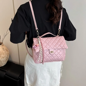 Rosa gesteppter Rucksack mit goldenem Drehverschluss, getragen von einem weiblichen Model